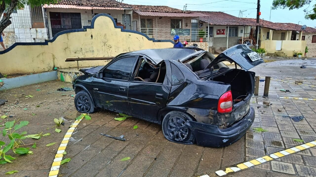 Motorista perde o controle e colide contra estrutura de praça em São Miguel dos Campos