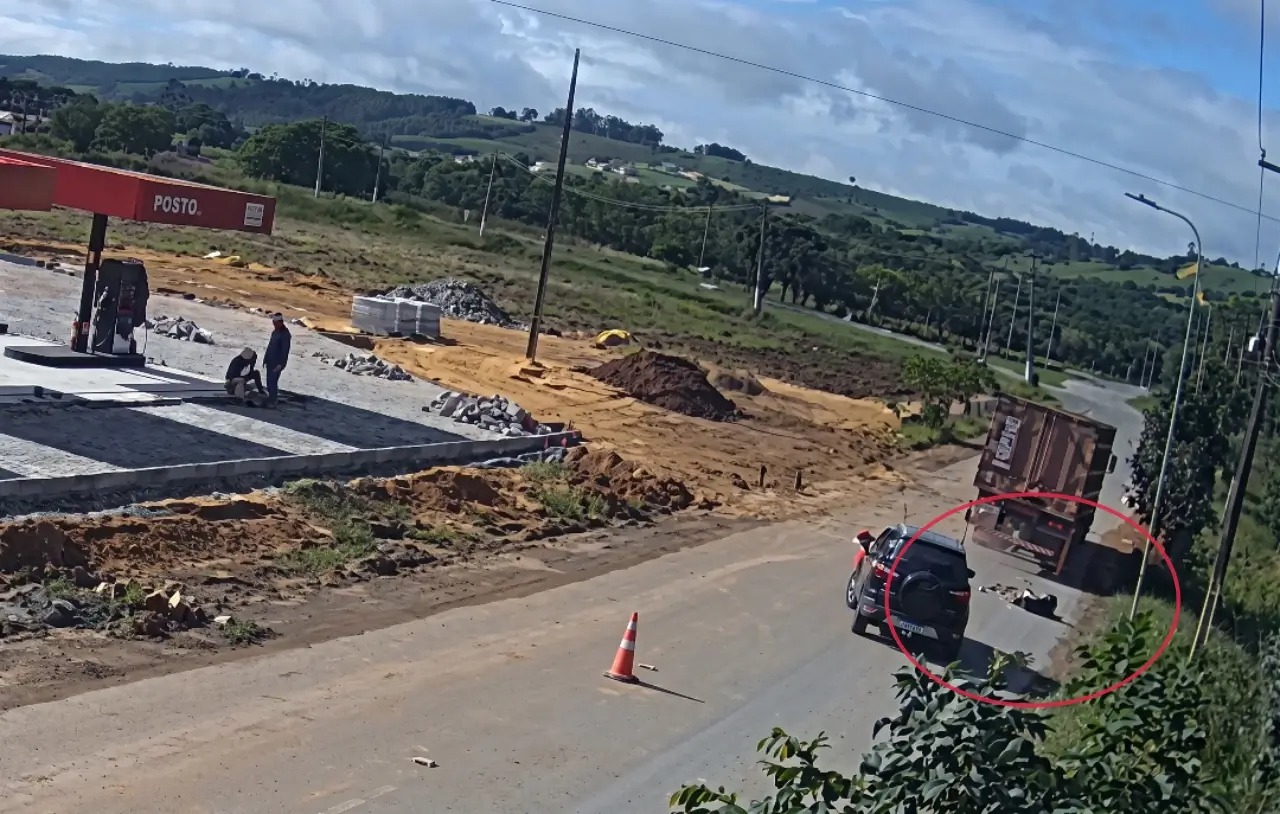 Mulher é socorrida pelo SAMU após atingir traseira de caminhão ao tentar atravessar estrada em São Miguel dos Campos