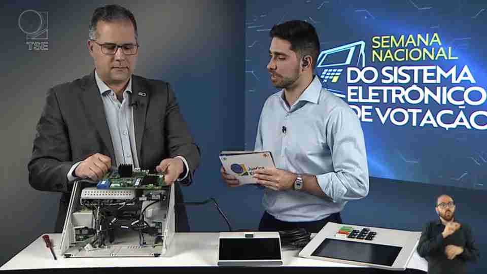 TSE abre e desmonta urna eletrônica ao vivo pela primeira vez